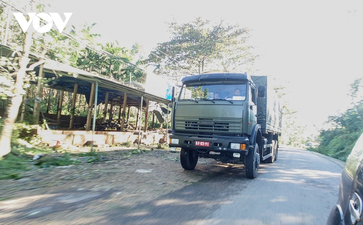 deputy pm guides rescue work following landslides in nam tra my district picture 8