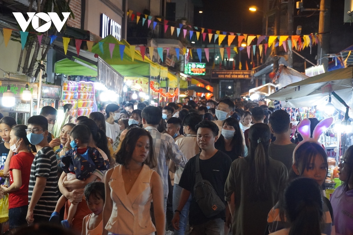 hcm city streets crowded during mid-autumn festival celebrations picture 1