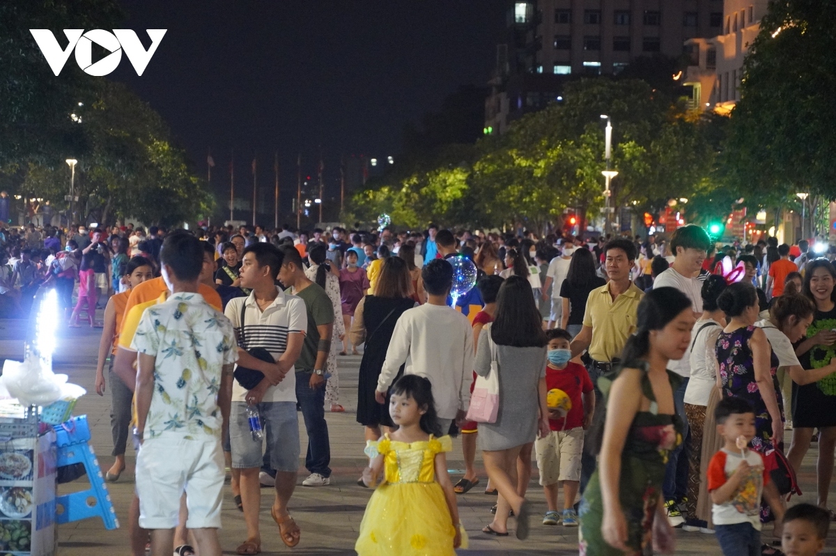 hcm city streets crowded during mid-autumn festival celebrations picture 13