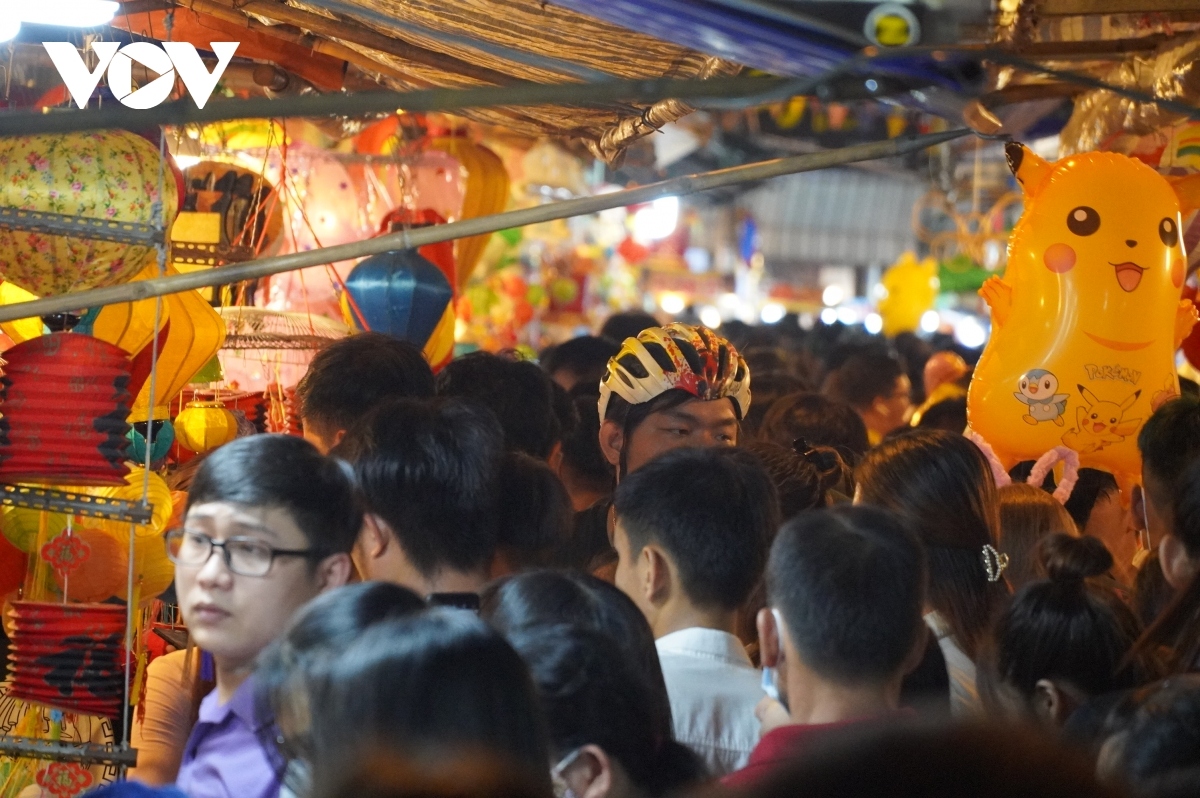 hcm city streets crowded during mid-autumn festival celebrations picture 6