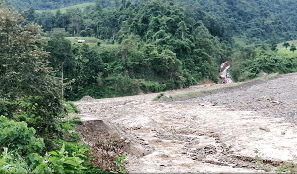 Cảnh báo sạt lở, ách tắc đường đi các tỉnh phía Bắc Lào