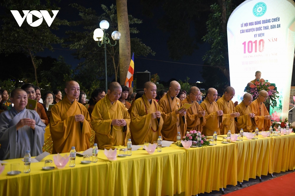 tran quoc pagoda hosts lantern festival to celebrate 66th hanoi liberation day picture 2