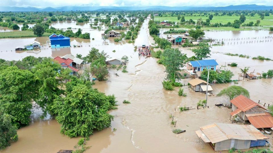 lu lut tai campuchia lam 2 nguoi chet, hang nghin nguoi di tan hinh anh 2