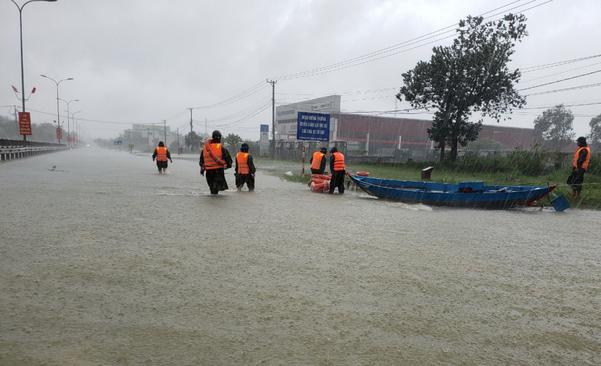 Hai vợ chồng bị lũ cuốn trôi để lại con nhỏ bơ vơ