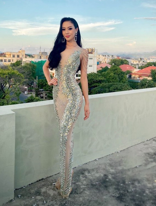 thai thi hoa competes in evening gown segment at miss earth 2020 picture 4