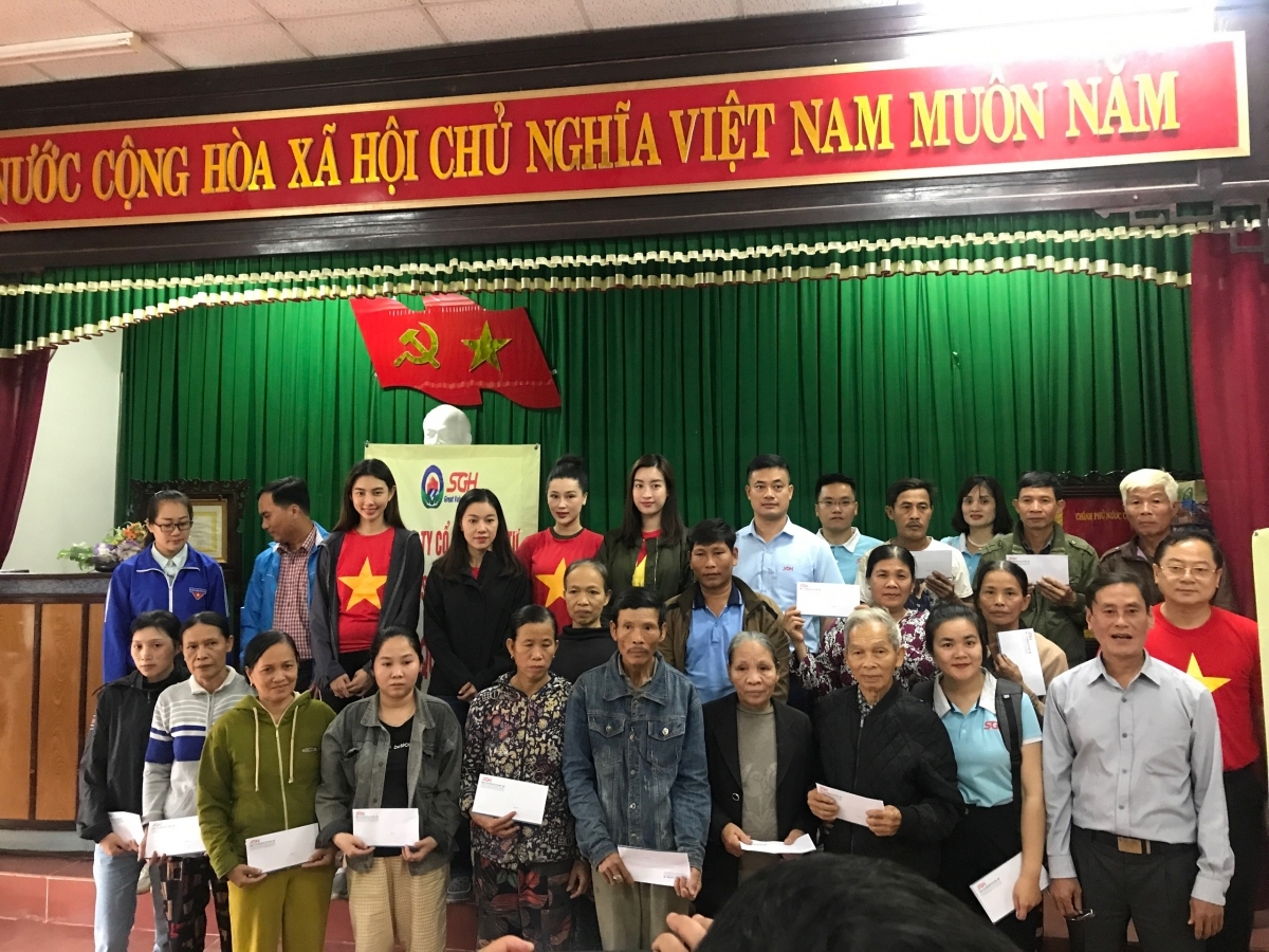 beauty queens provide support to flood-stricken areas in central vietnam picture 13