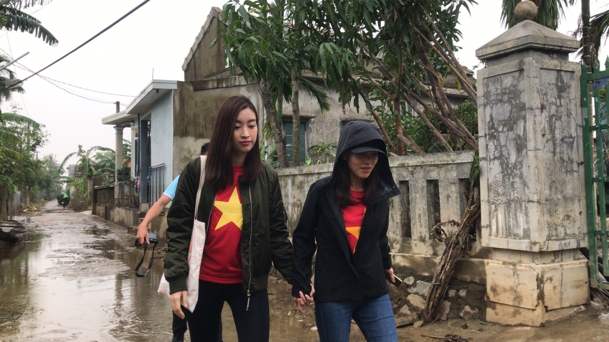 beauty queens provide support to flood-stricken areas in central vietnam picture 1