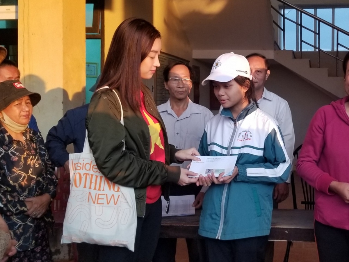 beauty queens provide support to flood-stricken areas in central vietnam picture 9