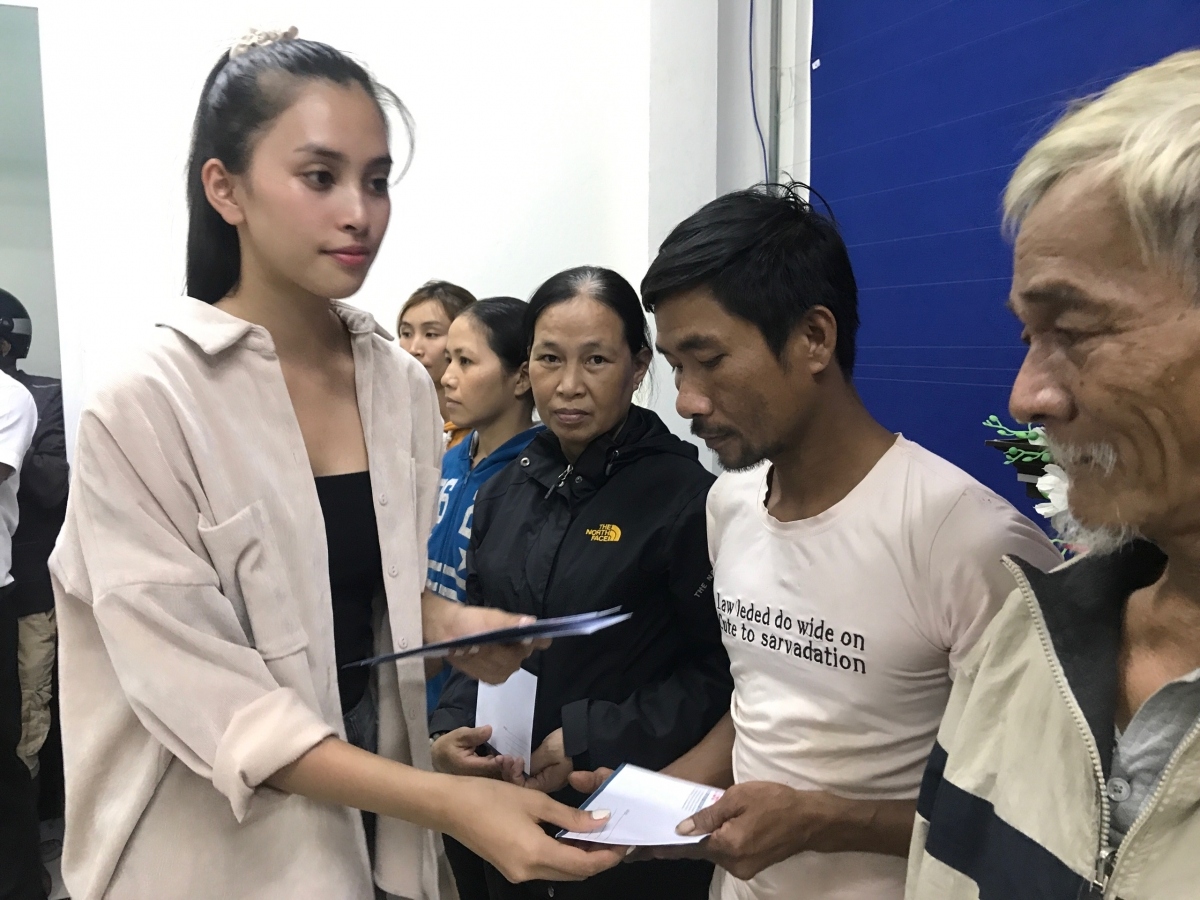 beauty queens assist flood victims in central vietnam picture 1