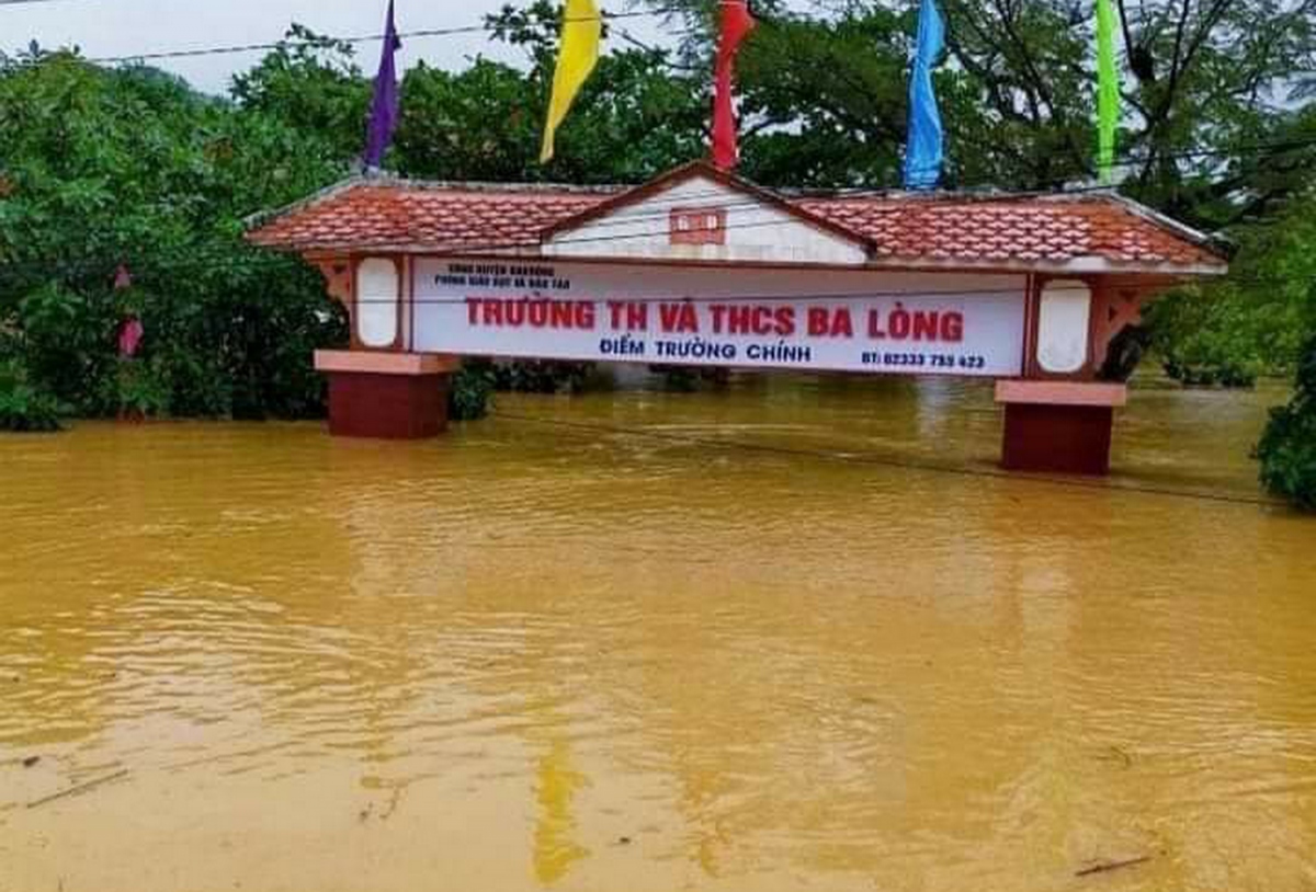 Quảng Bình, Quảng Trị căng mình chống lũ: Gần chục nghìn nhà dân bị ngập nặng