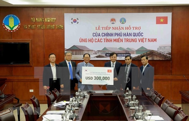 rok offers 300,000 usd worth of cash relief to flood-hit central vietnam picture 1