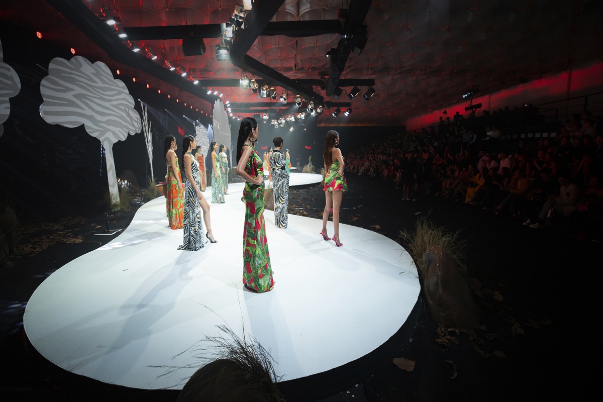 ha anh, minh trieu luot song san catwalk tai vietnam runway fashion week hinh anh 8