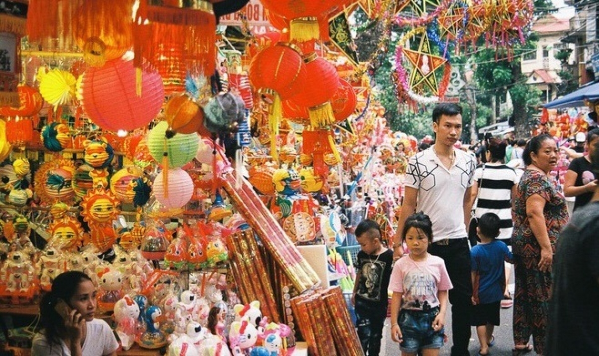 photos show difference between old and modern full moon festival celebrations picture 12