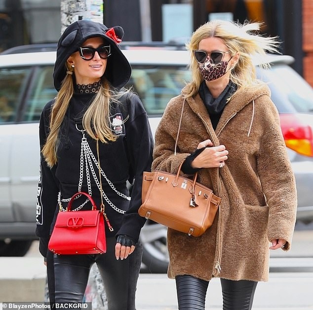 paris hilton sanh dieu di an trua cung em gai hinh anh 4