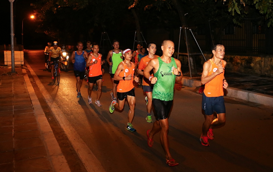 chay theo cung duong vpbank hanoi marathon asean, thay mot ha noi lang man dem thu hinh anh 1