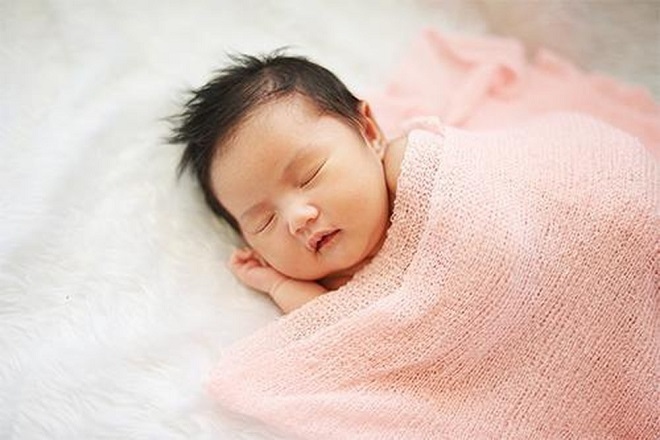 Các mẹ đã biết cách dỗ bé sơ sinh ngủ siêu nhanh này chưa?