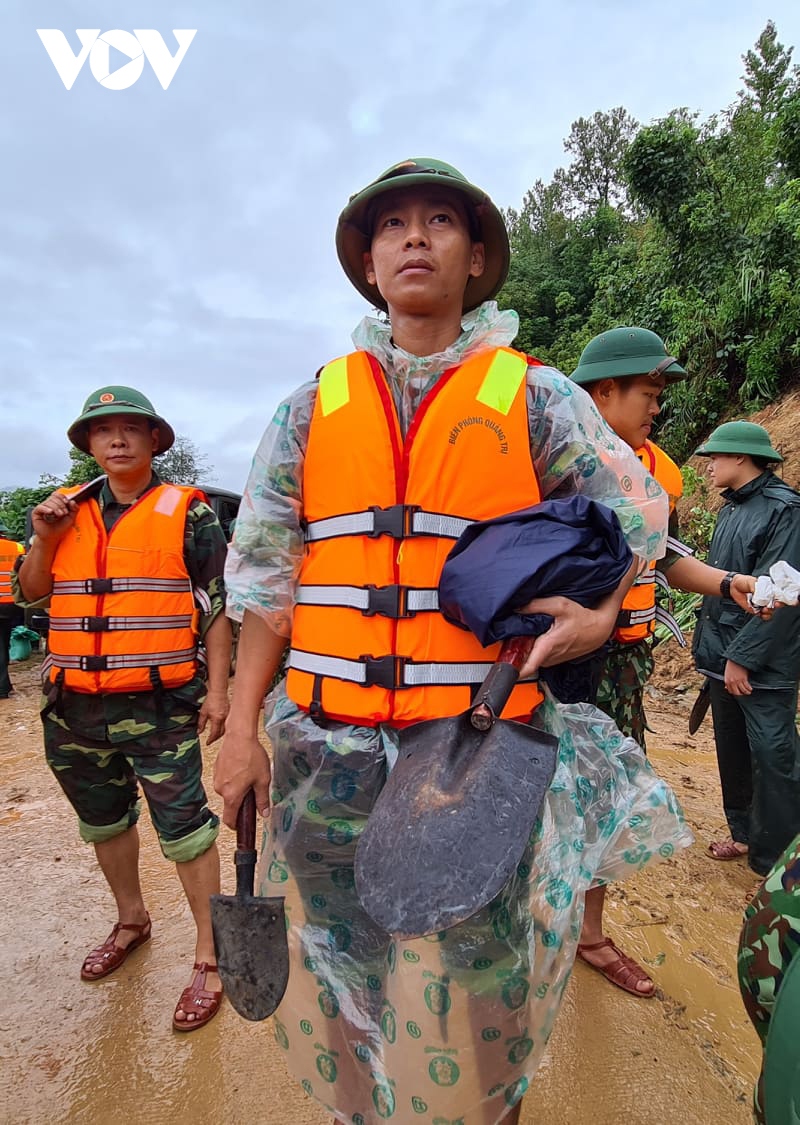 Ung cuu khan cap vu sat lo nghiem trong vui lap khoang 20 can bo chien si o quang tri hinh anh 2