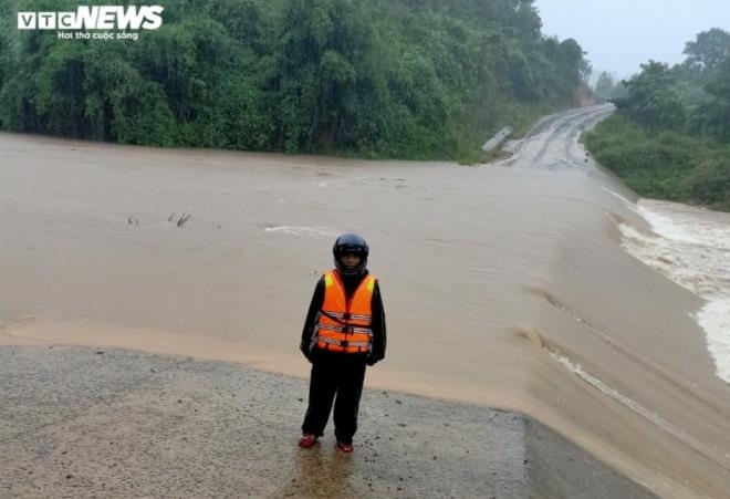 heavy rain and flash floods ravage mountainous districts in quang tri province picture 4