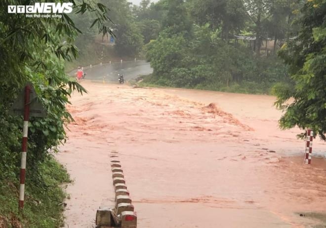 heavy rain and flash floods ravage mountainous districts in quang tri province picture 7