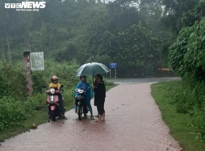 heavy rain and flash floods ravage mountainous districts in quang tri province picture 8