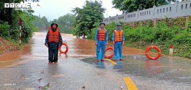 heavy rain and flash floods ravage mountainous districts in quang tri province picture 9
