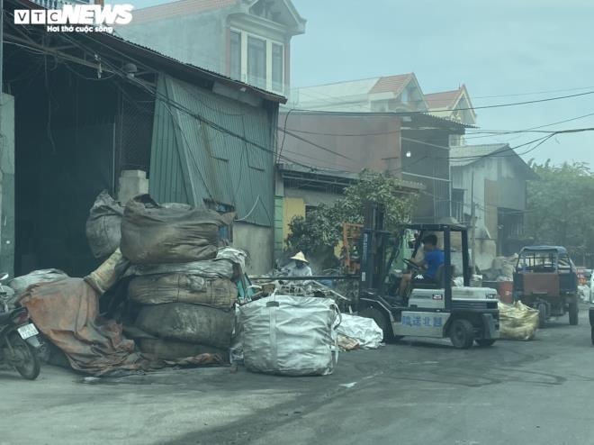 kinh hai 300 ong khoi xa thang len troi o lang tai che nhom lon nhat mien bac hinh anh 2