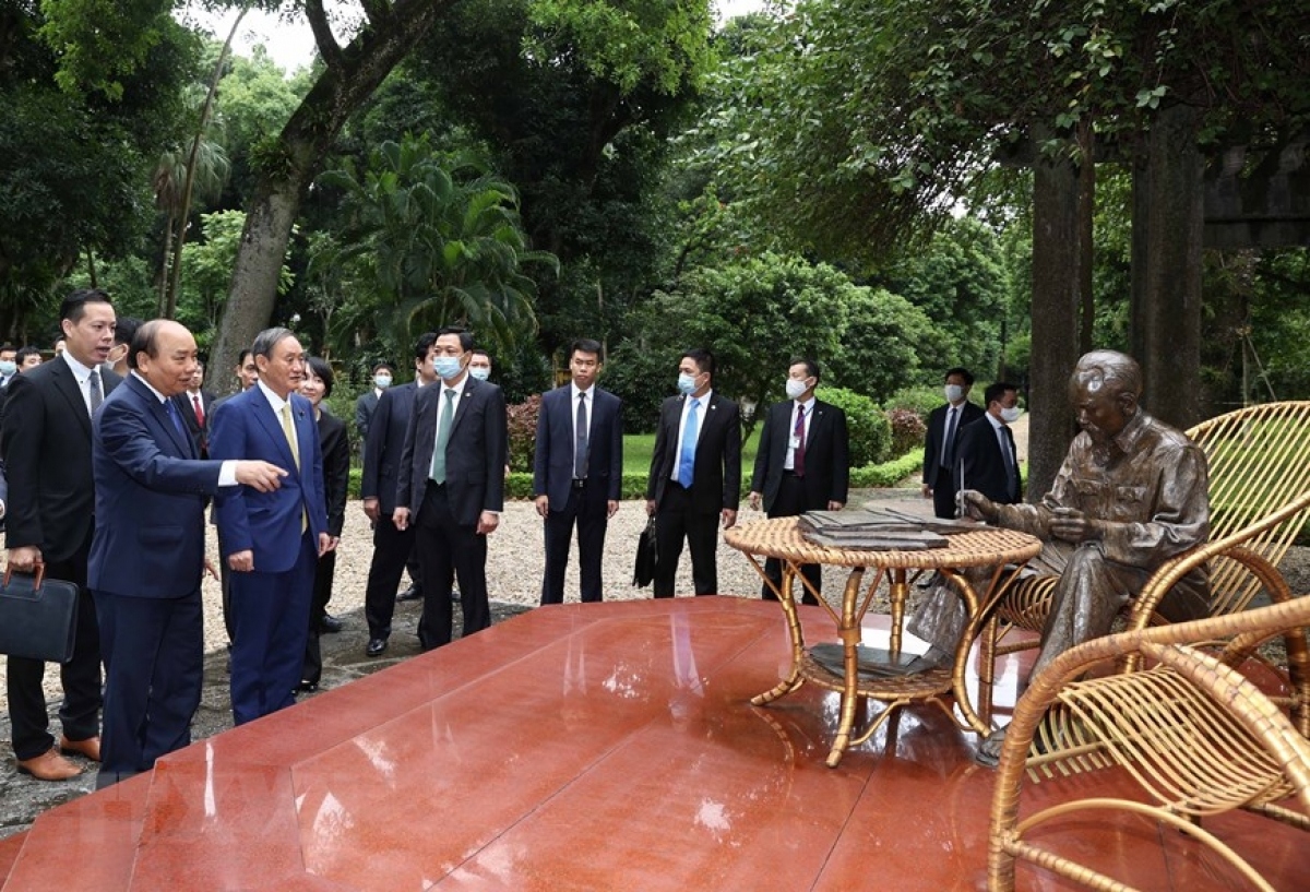 japanese prime minister visits president ho chi minh relic site picture 3