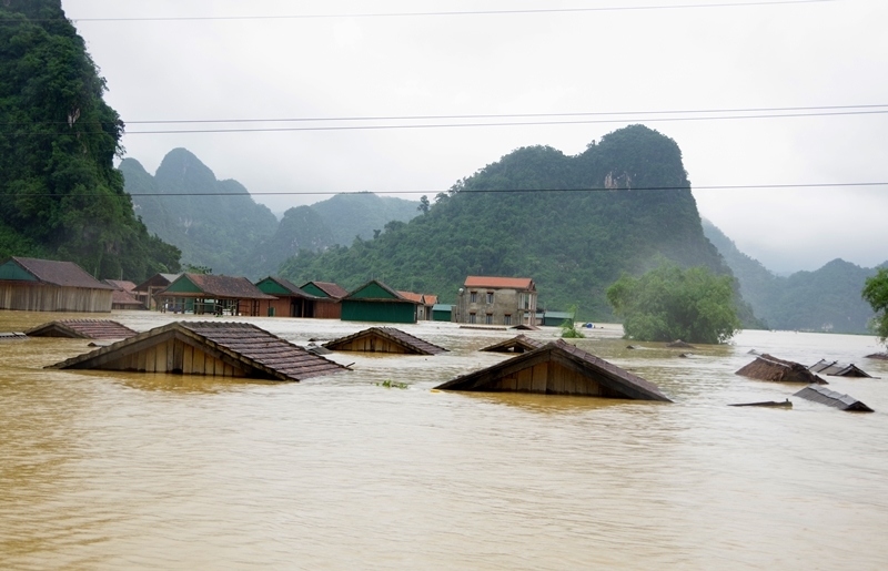 Ap thap nhiet doi tang cap vao bien Dong, gio giat cap 8, mien trung mua lon hinh anh 2