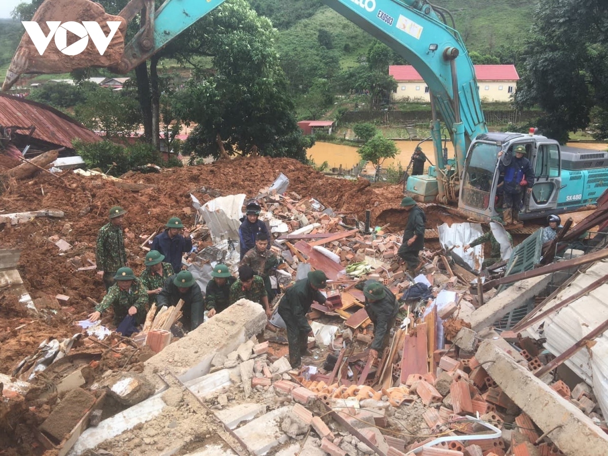 rescue work at landslide site continues overnight, 14 bodies retrieved picture 1