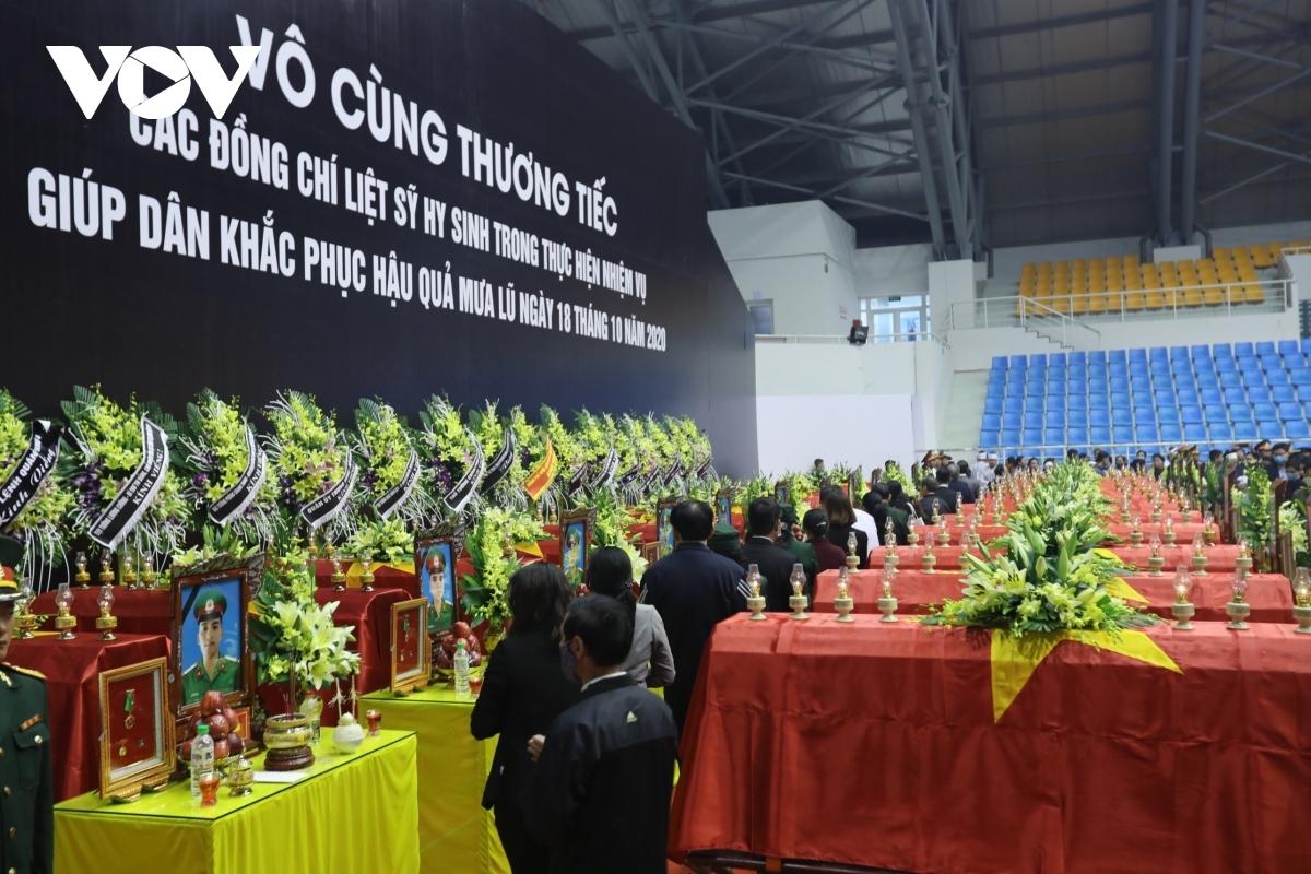 funeral held for 22 landslide victims in central vietnam picture 1