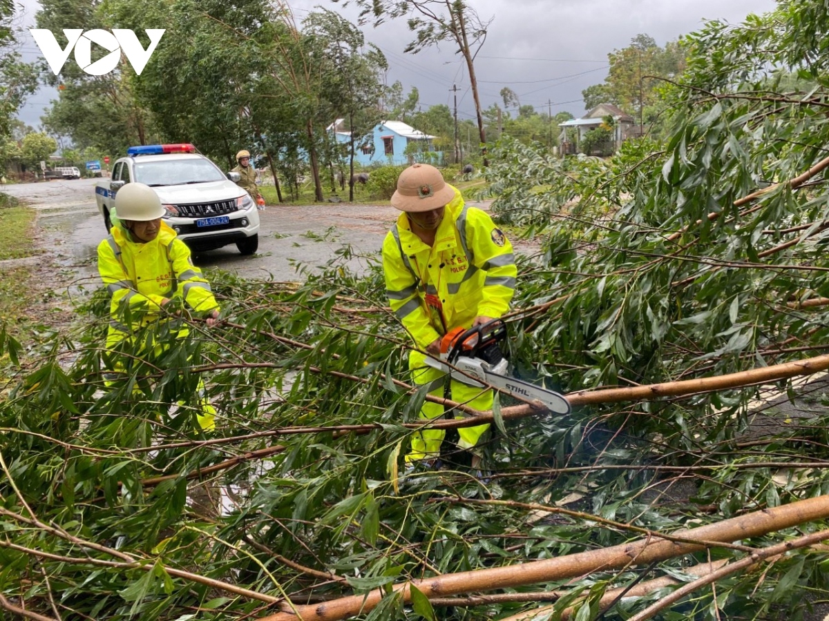 photos show initial impact of typhoon molave on central vietnam picture 11