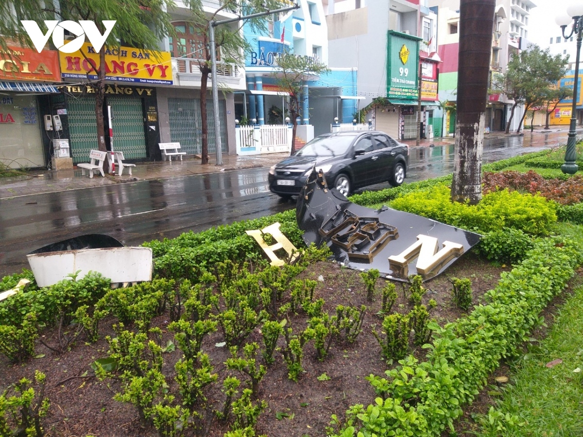 photos show initial impact of typhoon molave on central vietnam picture 13