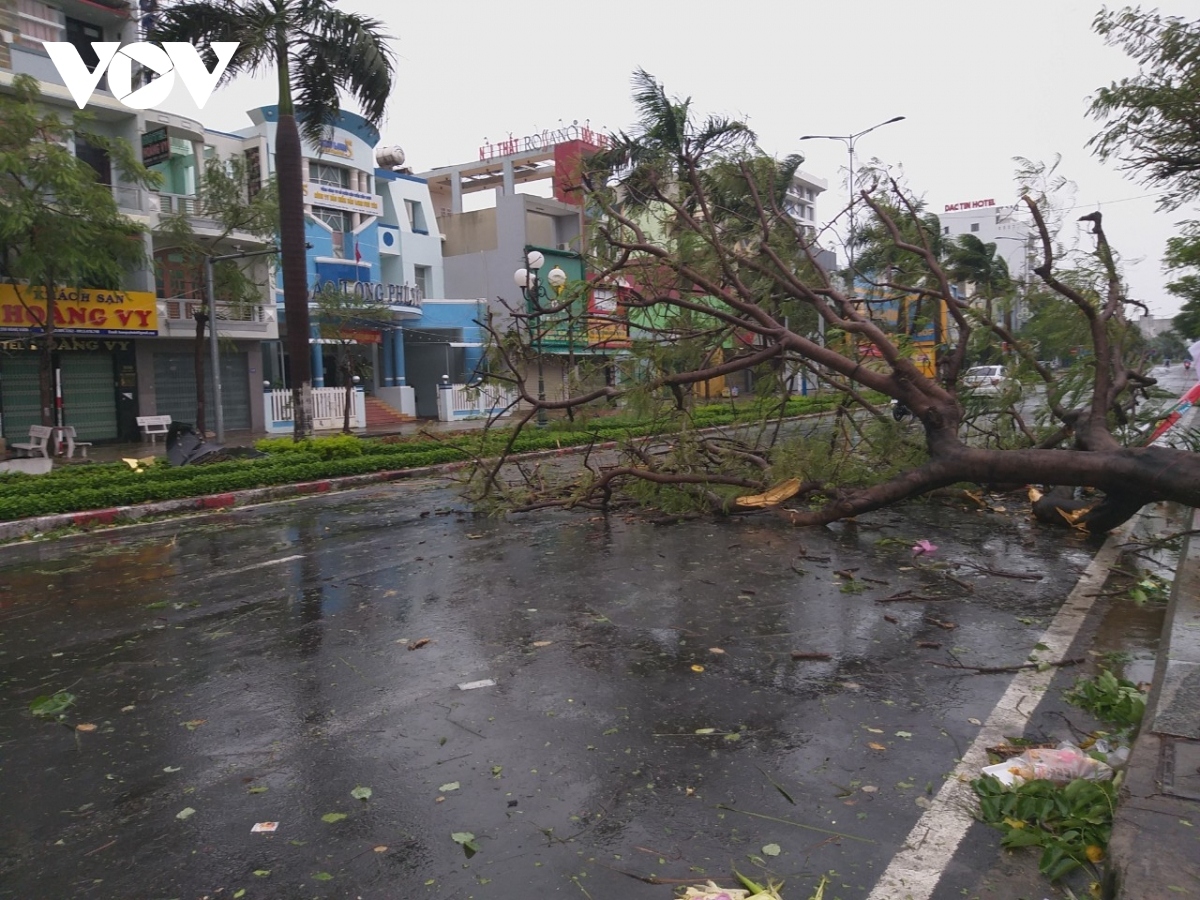 photos show initial impact of typhoon molave on central vietnam picture 14
