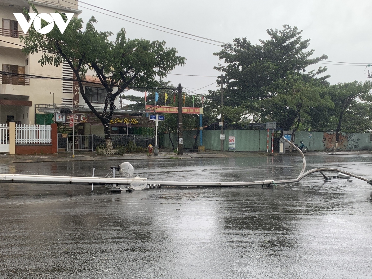 photos show initial impact of typhoon molave on central vietnam picture 15
