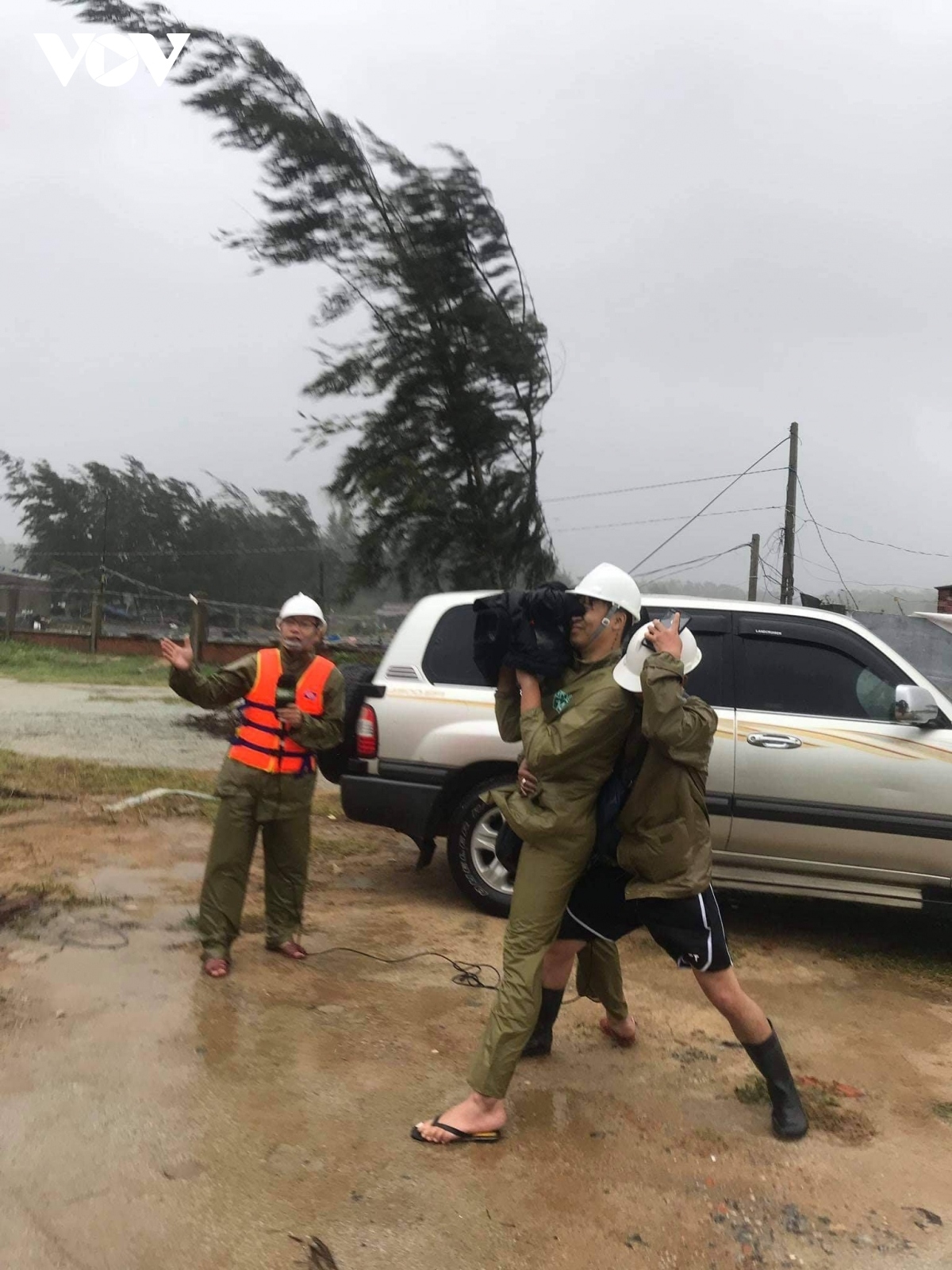 photos show initial impact of typhoon molave on central vietnam picture 16