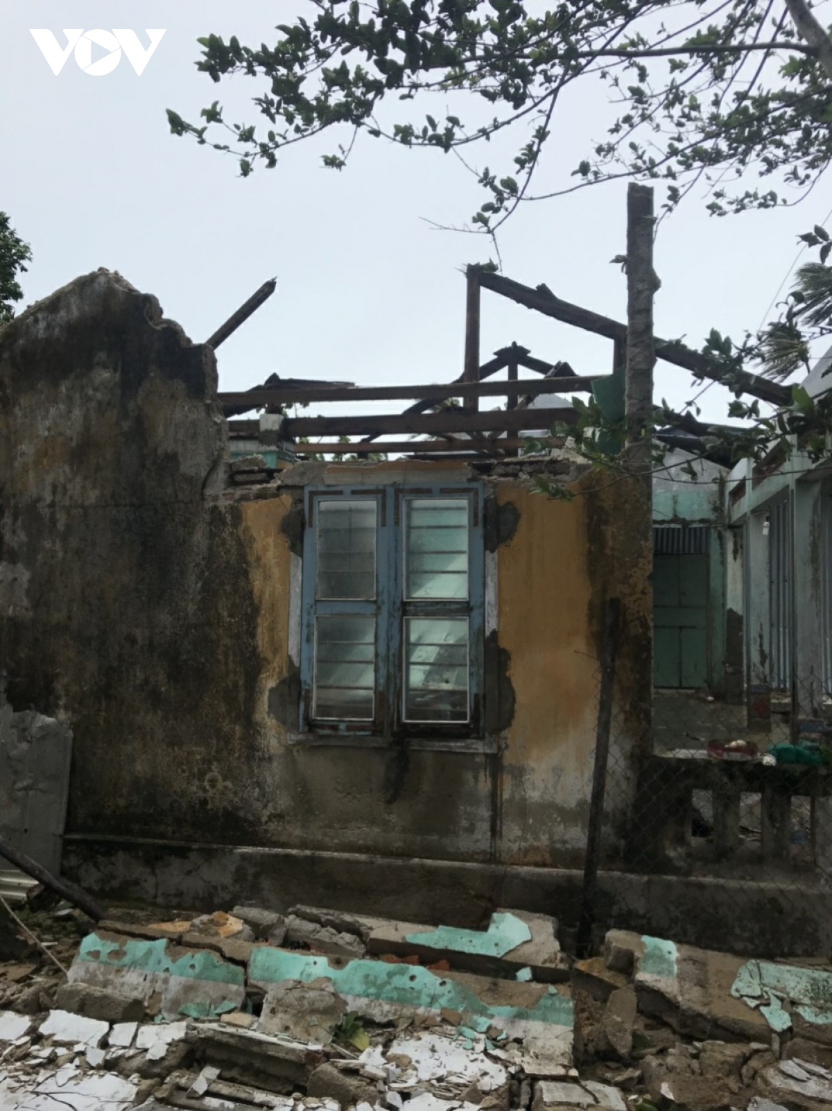 photos show initial impact of typhoon molave on central vietnam picture 4