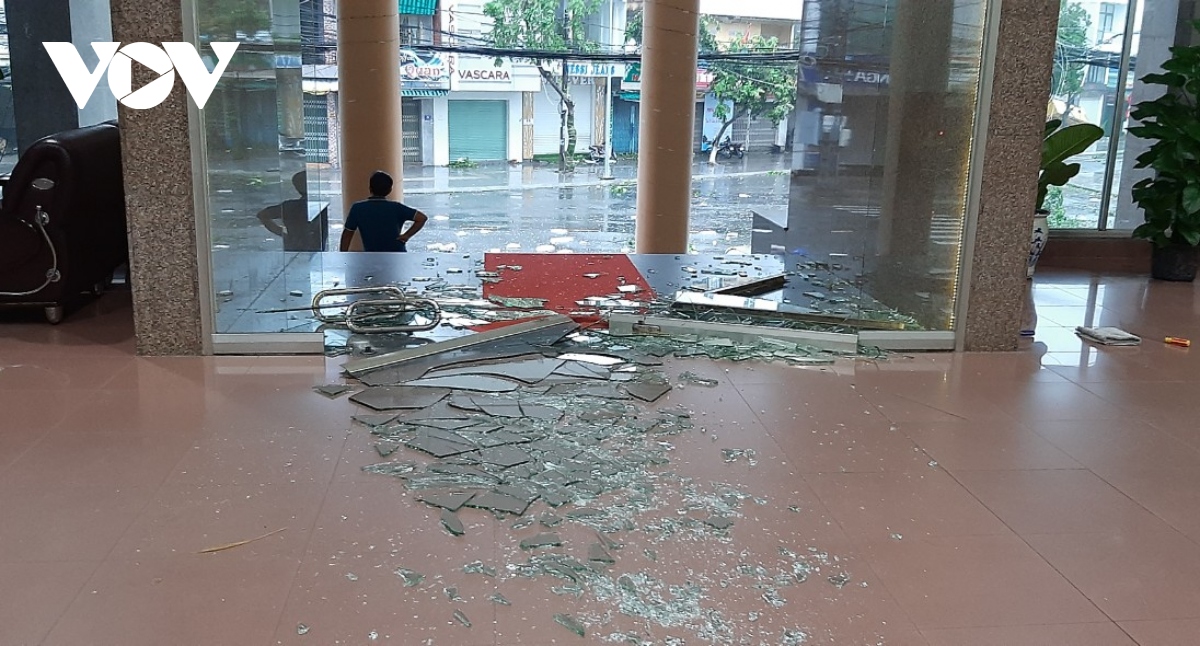 Strong winds cause any glass doors of a big building to shatter.