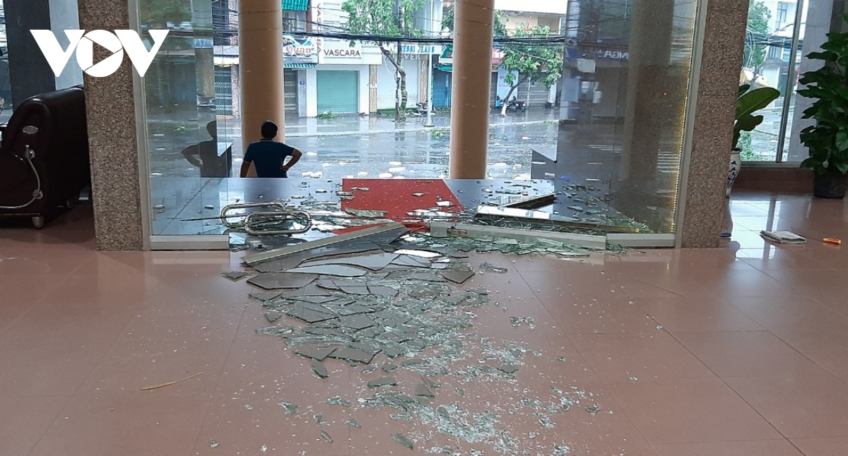 photos show initial impact of typhoon molave on central vietnam picture 5