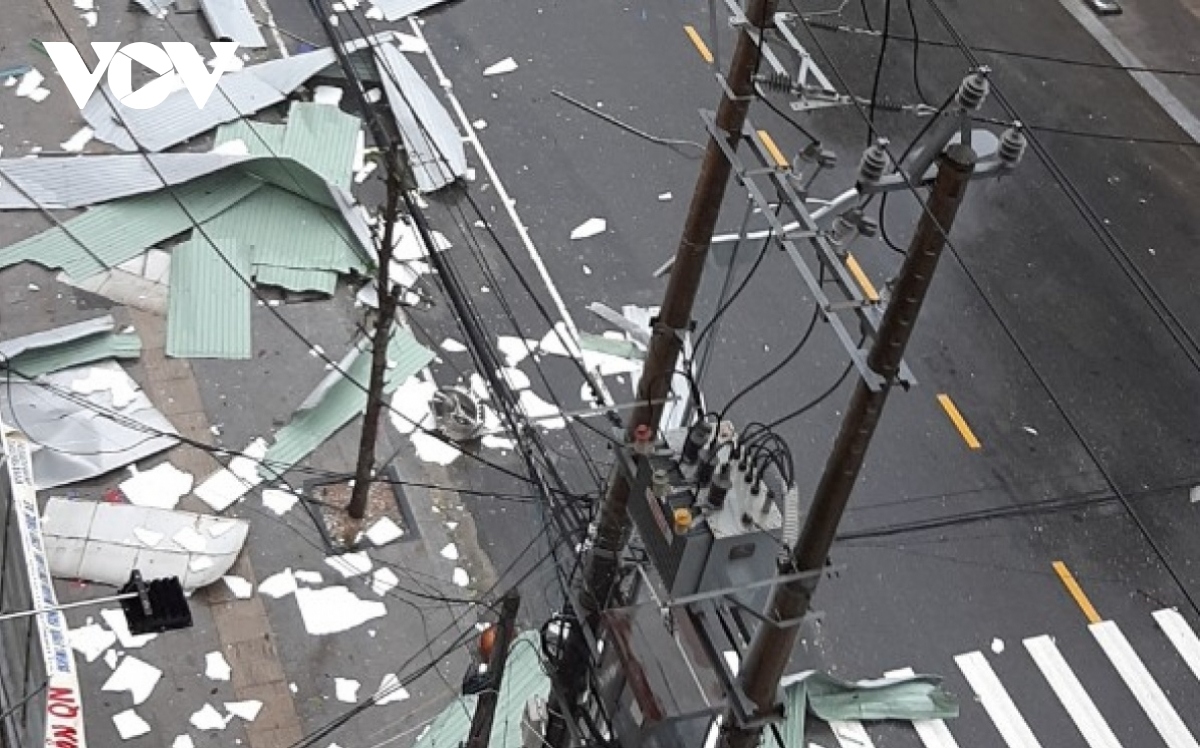 photos show initial impact of typhoon molave on central vietnam picture 6