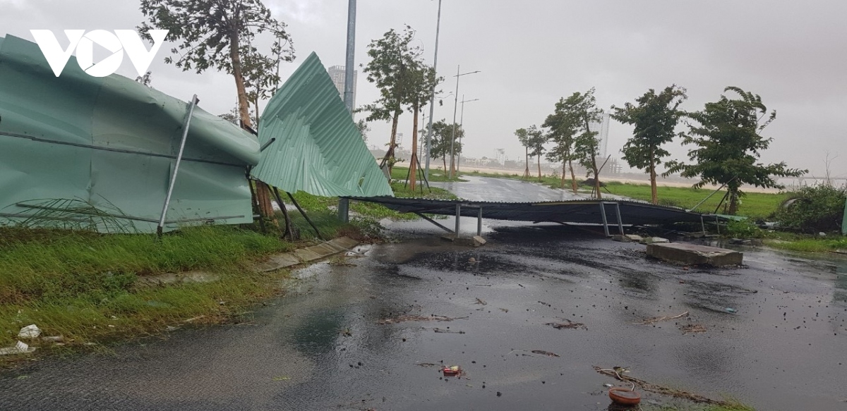 photos show initial impact of typhoon molave on central vietnam picture 7