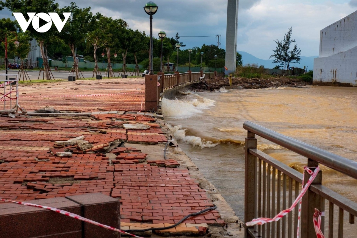 Torrential downpours and rising water levels erode embankments of the Han River in Da Nang city.