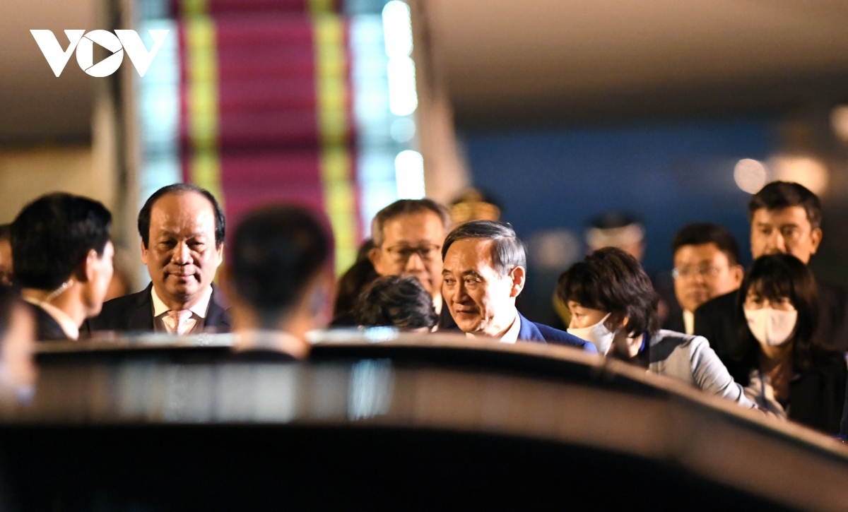 japanese prime minister suga yoshihide arrives in hanoi for official visit picture 1