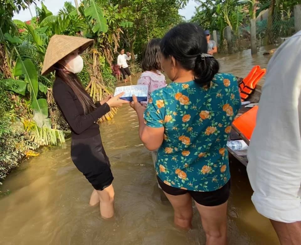 thuy tien loi nuoc di cuu tro nguoi dan vung lu o thua thien hue hinh anh 1