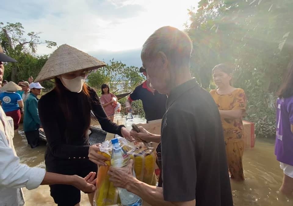 thuy tien loi nuoc di cuu tro nguoi dan vung lu o thua thien hue hinh anh 2