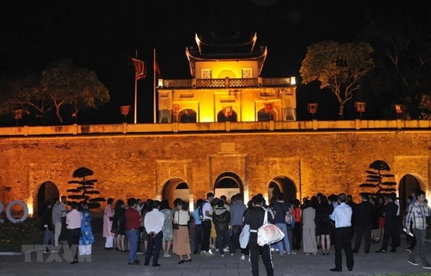 evening tour to introduce visitors to the best of thang long imperial citadel picture 1