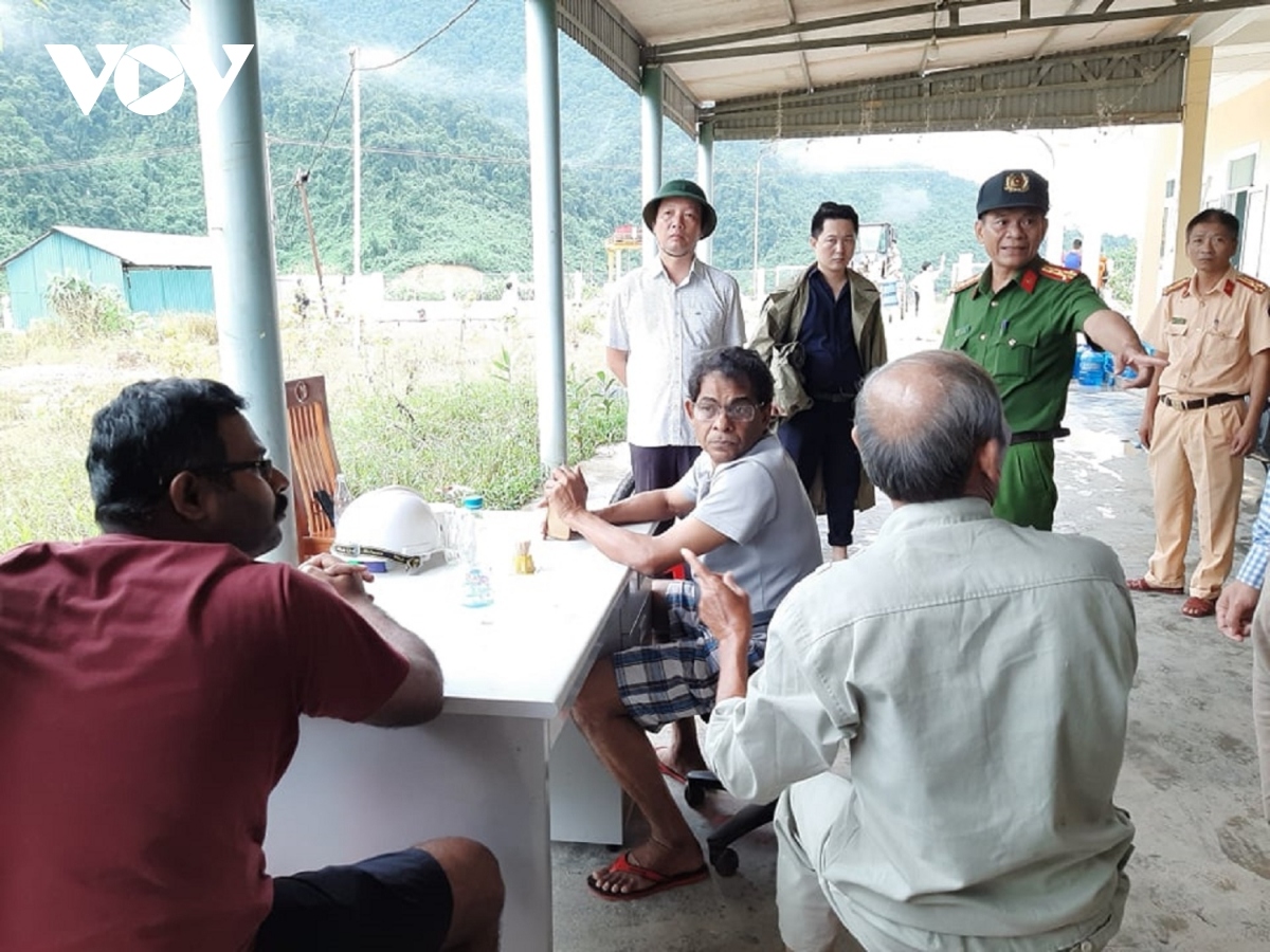 landslide disaster rescue workers search for 17 in debris in central vietnam picture 10