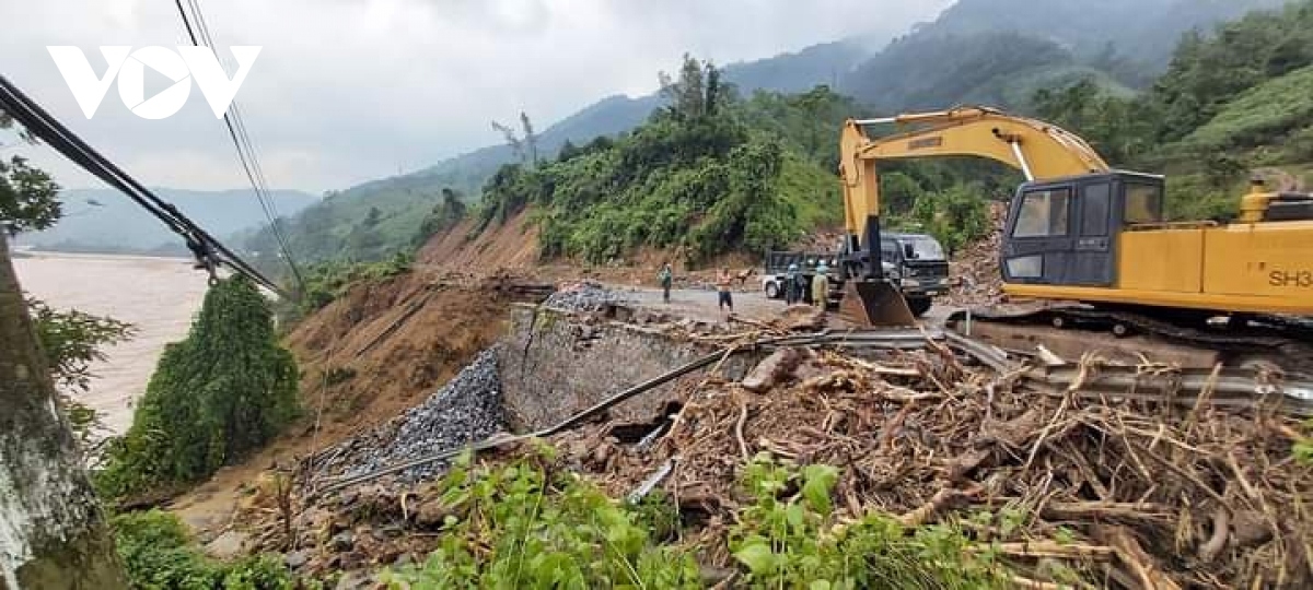 military forces in distress amid rescue efforts at landslide site in thua thien hue picture 1