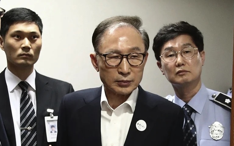 Cựu Tổng thống Hàn Quốc Lee Myung-bak bị y án 17 năm tù giam 