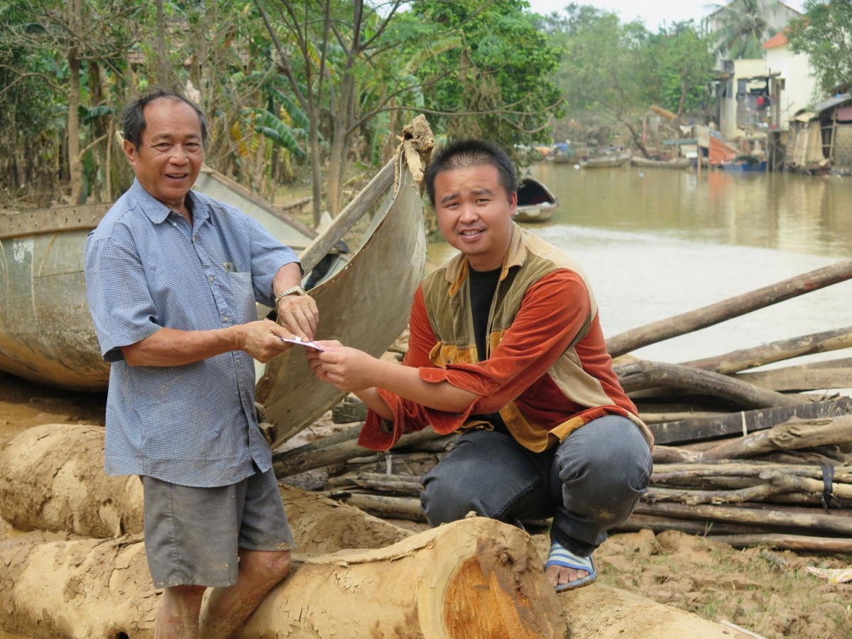 2 ông cháu bỏ lại nhà cửa, chèo đò ngược dòng nước lũ cứu hàng trăm người