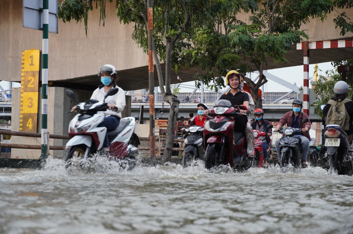 Triều cường đạt đỉnh, nhiều tuyến đường, nhà dân ở TPHCM ngập nặng